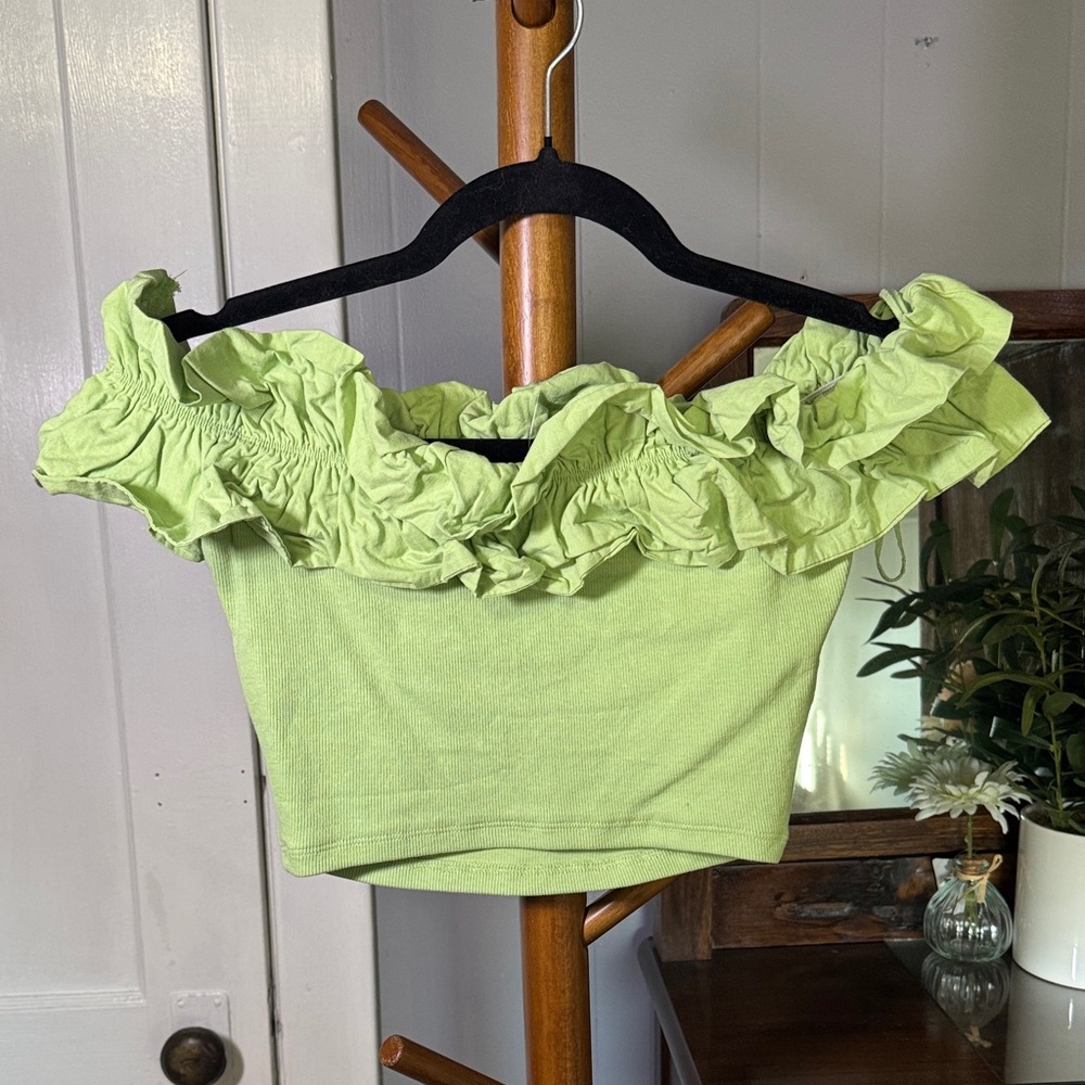 💚 Zara Lime Green Off-Shoulder Ruffle Crop Top — Size M